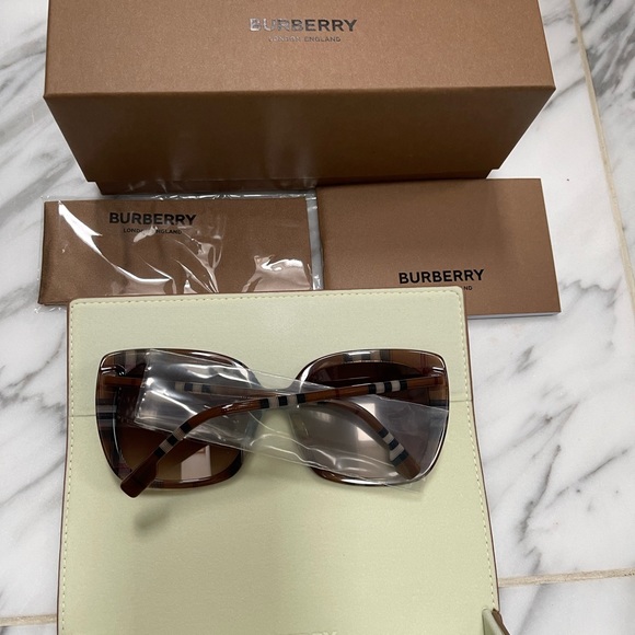 BURBERRY SQUARE CLASSIC ICONIC CHECK SUNGLASSES - Picture 15 of 16